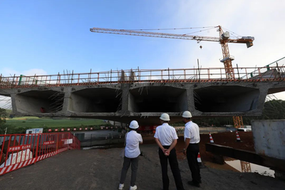 羅鹿高速公路湘桂鐵路立交橋成功轉體，精準施工展現專業實力